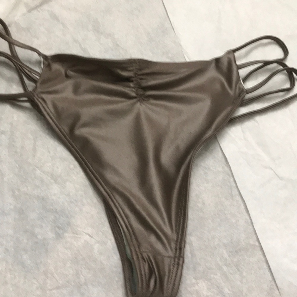 Bikini - Picture 6 of 8